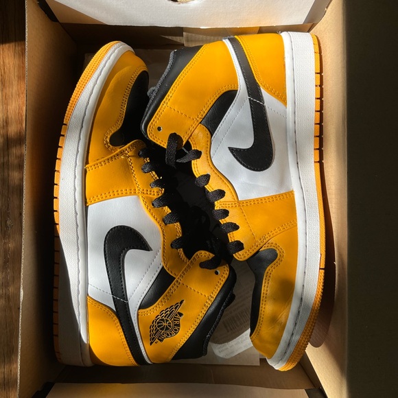 Air Jordan 1 Mid - Picture 4 of 10